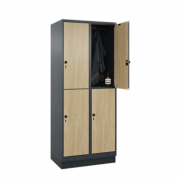 Vestiaire multicases à deux niveaux avec portes en bois et socle