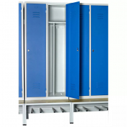 Vestiaire séchant muni d'un système de ventilation d'air ambiant intégré sous un socle banc